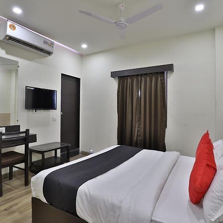 Capital O 41581 Hiriz Hotel Gandhidham Bagian luar foto