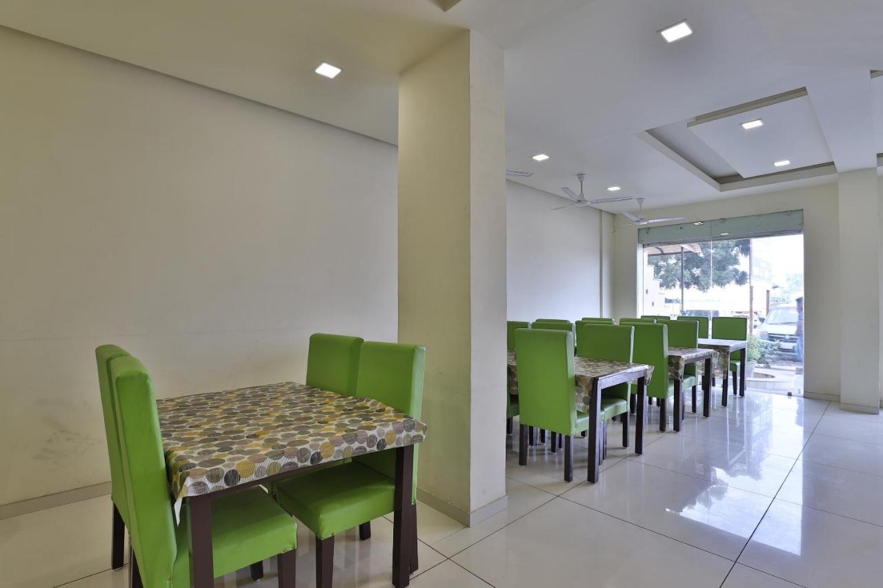 Capital O 41581 Hiriz Hotel Gandhidham Bagian luar foto
